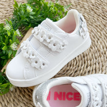 Cargar imagen en el visor de la galería, Tenis Velcro Florecitas